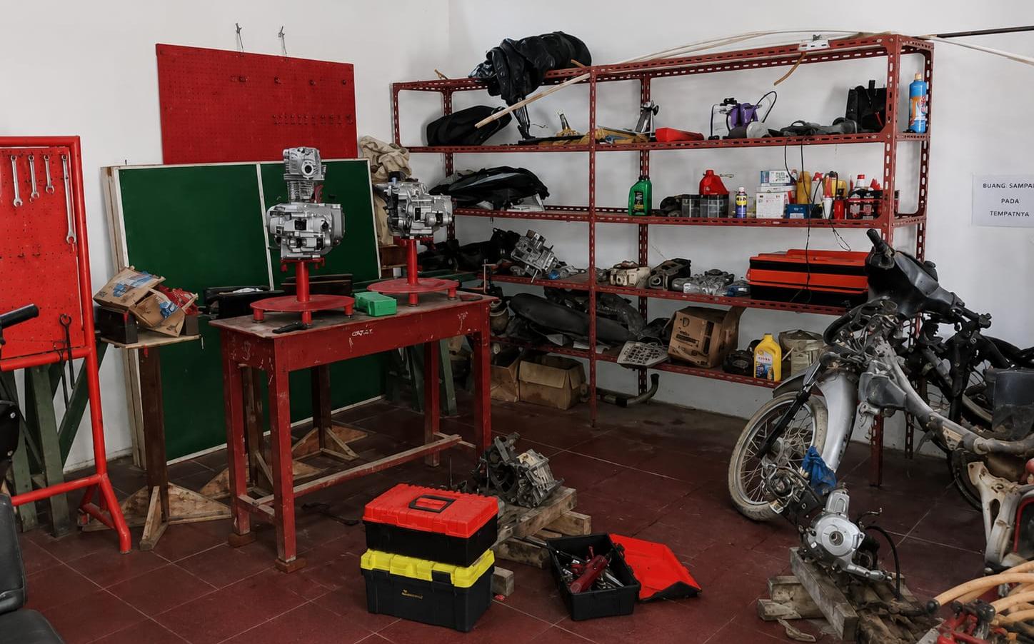 Praktik Servis Motor